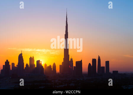 Vereinigte Arabische Emirate, Dubai, erhöhten Blick auf die neue Skyline von Dubai, Burj Khalifa, moderne Architektur und skyscrappers an der Sheikh Zayed Road Stockfoto