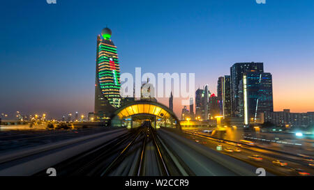 POV auf dem modernen fahrerlosen Dubai erhöhte Metro Schienensystem, entlang der Sheikh Zayed Road, Dubai, Vereinigte Arabische Emirate Stockfoto