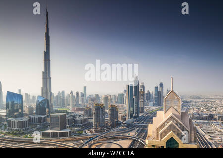 UAE, Dubai, Downtown Dubai, eleavted Blick auf die Sheikh Zayed Road und der Burj Khalifa Tower, das höchste Gebäude der Welt, 2016, Dawn Stockfoto