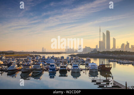 Die Vereinigten Arabischen Emirate, Abu Dhabi, Blick auf die Marina und die Stadt. Stockfoto