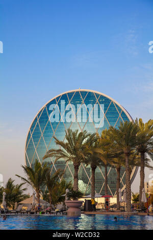 Die Vereinigten Arabischen Emirate, Abu Dhabi, Al Raha, Blick auf die Aldar Headquarters - Die ersten runden Gebäude im Nahen Osten - und Al Raha Beach Hotel Schwimmbad Stockfoto