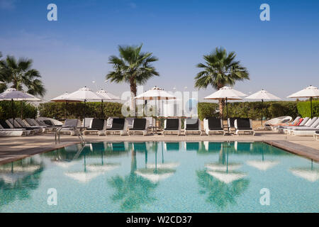 Die Vereinigten Arabischen Emirate, Abu Dhabi, Yas Island, Swimmingpool im Hotel Centro mit Blick auf Erle Hauptsitz in Abstand Stockfoto