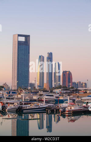 Die Vereinigten Arabischen Emirate, Abu Dhabi, Blick auf die Marina und die Skyline der Stadt in Richtung Abu Dhabi National Oil Company Headquarters suchen, Etihad Towers und das Royal Rose Hotel Stockfoto