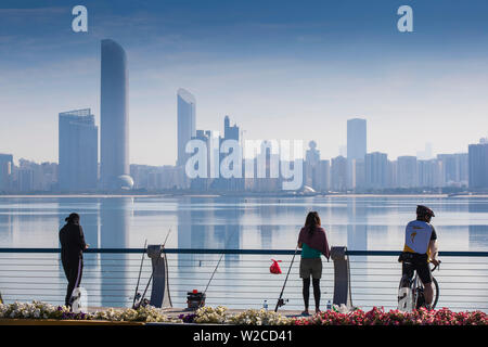 Die Vereinigten Arabischen Emirate, Abu Dhabi, Leute angeln auf der Corniche Wellenbrecher Stockfoto