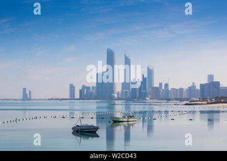 Die Vereinigten Arabischen Emirate, Abu Dhabi, Blick auf die Skyline der Stadt im Persischen Golf widerspiegelt Stockfoto