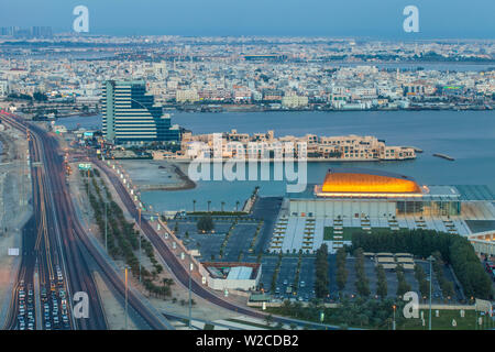 Bahrain, Manama, Blick auf die Stadt in Richtung Bahrain National Museum und Theater, Hotel Novotel Al Dana Resort suchen, und in der Ferne Muharraq Stockfoto