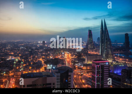 Bahrain, Manama, Stadtzentrum Skyline in Richtung Bahrain World Trade Center und Bahrain Financial Harbour suchen Stockfoto
