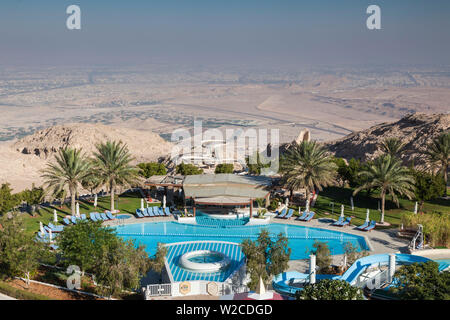 Emirate, Al Ain, Jabel Hafeet, Al Ain's Mountain, 1240 Meter hoch, morgen Blick vom Hotel Schwimmbad Stockfoto