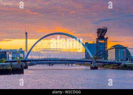 Großbritannien, Schottland, Glasgow, Fluss Clyde Finnieston Kran und Clyde Arc, die den Spitznamen Squinty Brücke Stockfoto