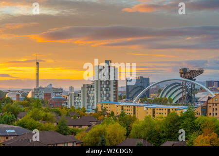 Großbritannien, Schottland, Glasgow, Schottischen Ausstellungs- und Konferenzzentrum SECC, nicknamed Armadillo und Glasgow Science Centre (links) Stockfoto