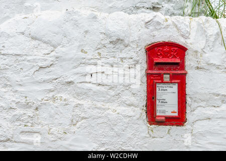 Großbritannien, Schottland, Argyll und Bute, Islay, Laphroaig Whisky Distillery, Royal Mail Post Box (George VI) Stockfoto