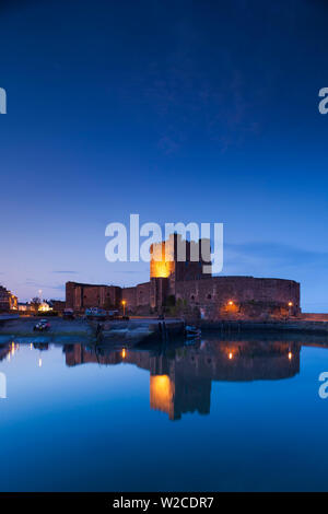 Großbritannien, Nordirland, County Antrim, Carrickfergus, Carrickfergus Castle, Dämmerung 1177, Irlands älteste normannischen Burg, Stockfoto