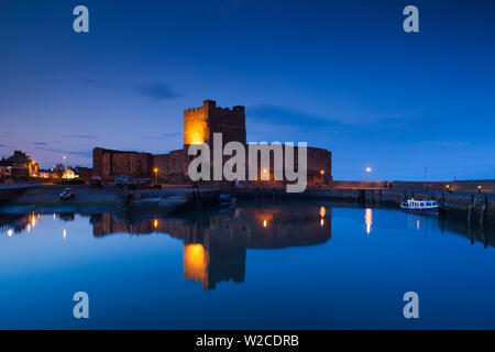 Großbritannien, Nordirland, County Antrim, Carrickfergus, Carrickfergus Castle, Dämmerung 1177, Irlands älteste normannischen Burg, Stockfoto