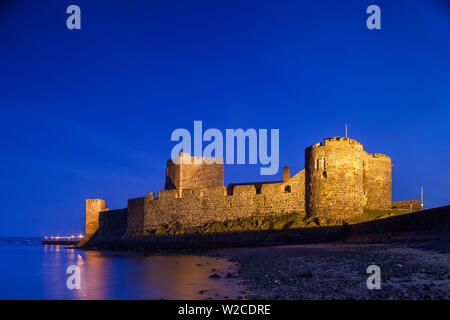 Großbritannien, Nordirland, County Antrim, Carrickfergus, Carrickfergus Castle, Dämmerung 1177, Irlands älteste normannischen Burg, Stockfoto