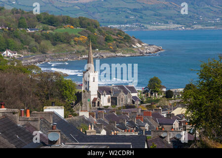 Großbritannien, Nordirland, County Antrim, Glenarm, erhöht mit Blick auf das Dorf Stockfoto