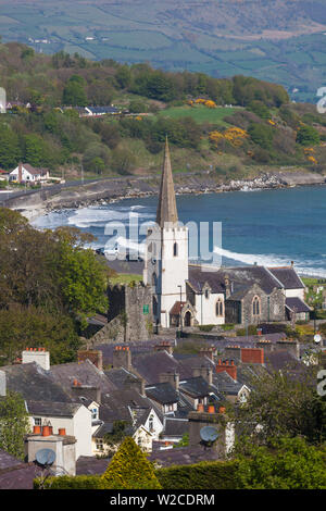 Großbritannien, Nordirland, County Antrim, Glenarm, erhöht mit Blick auf das Dorf Stockfoto