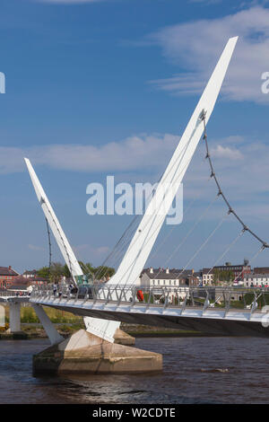 Großbritannien, Nordirland, County Londonderry, Derry, die Peace Bridge über den Fluss Foyle, 2011 Stockfoto