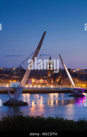 Großbritannien, Nordirland, County Londonderry, Derry, die Peace Bridge über den Fluss Foyle, Dämmerung 2011 Stockfoto