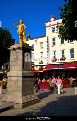 Die Statue von König George 2, Royal Square, St. Helier, Jersey, Channel Islands Stockfoto