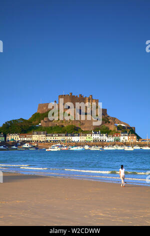 Mont Orgueil Castle und Gorey Strand und Hafen von Gorey, Jersey, Channel Islands (MR) Stockfoto