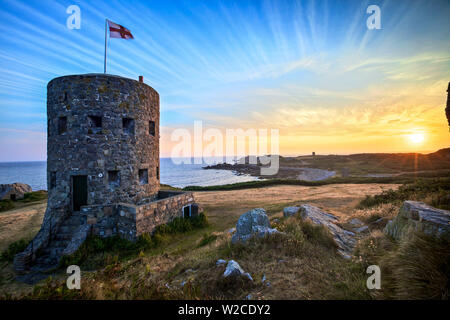 Sonnenaufgang am Martello Tower Nr. 5, L'Ancresse Bay, Guernsey, Channel Islands Stockfoto