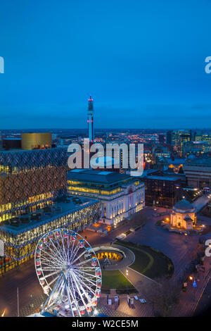 Großbritannien, England, West Midlands, Birmingham, Centenary Square, Breite Straße, mit Blick auf die Bibliothek von Birmingham, großes Rad und die Halle der Erinnerung Stockfoto