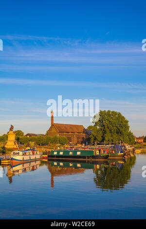 Großbritannien, England, West Midlands, Warwickshire, Stratford-upon-Avon, Menschen in der Zeile Boot auf dem Fluss Avon Stockfoto