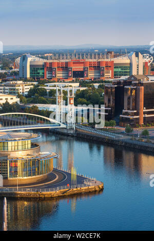 Großbritannien, England, Manchester, Salford, Salford Quays Blick in Richtung der Lowry Theater, Millennium Bridge auch als Lowry Brücke und Old Trafford bekannt Stockfoto