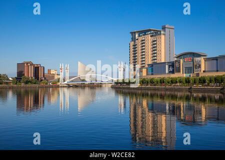 Großbritannien, England, Manchester, Salford, Salford Quays, Quay West in MediaCity UK, das Imperial War Museum North, Millennium Bridge auch als Lowry Brücke und die Lowry Outlet Mall (von links nach rechts) bekannt Stockfoto