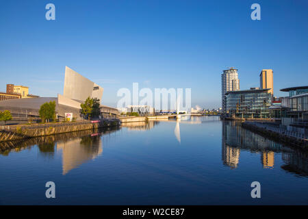 Großbritannien, England, Manchester, Salford, Salford Quays, Imperial War Museum North, ITV Studios, Media City, Steg, BBC Studios und Lowry Theater Stockfoto