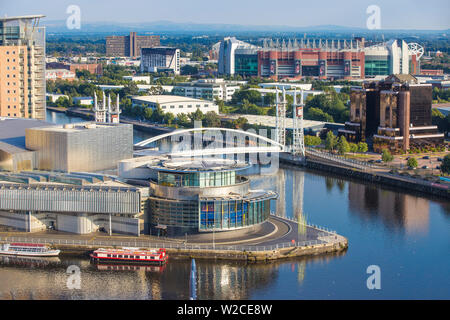 Großbritannien, England, Manchester, Salford, Salford Quays Blick in Richtung der Lowry Theater, Millennium Bridge auch als Lowry Brücke und Old Trafford und dem Fußball-Hotel bekannt Stockfoto