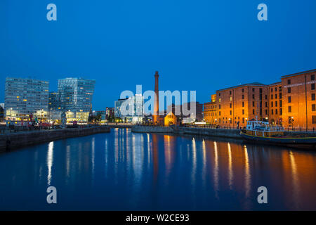 Vereinigtes Königreich, England, Merseyside, Liverpool, Canning Dock mit Blick auf die Docks zum Pumpenhaus und Hilton Hotel suchen Stockfoto