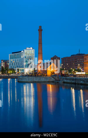 Vereinigtes Königreich, England, Merseyside, Liverpool, Canning Dock mit Blick auf die Docks zum Pumpenhaus und Hilton Hotel suchen Stockfoto