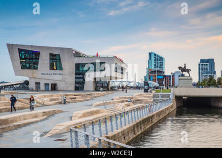 Vereinigtes Königreich, England, Merseyside, Liverpool, Pier Head, Blick auf die Mersey Fähre Stockfoto