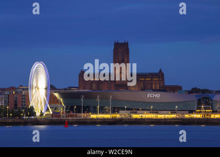 Vereinigtes Königreich, England, Merseyside, Liverpool, Blick auf Eco Arena und Liverpool Cathedral Stockfoto