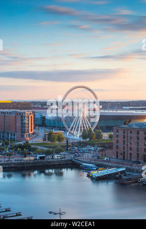 Vereinigtes Königreich, England, Merseyside, Liverpool, Blick auf den Albert Docks und das Rad von Liverpool, Stockfoto