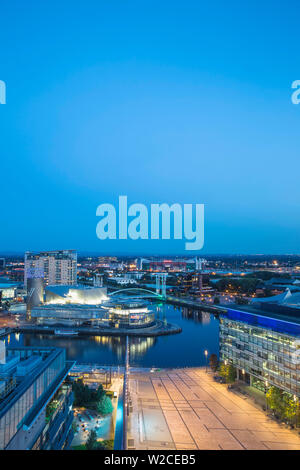 Vereinigtes Königreich, England, Greater Manchester, Manchester, Salford, Salford Quays Blick in Richtung der Lowry Theater, Millennium Bridge auch als Lowry Brücke und Old Trafford bekannt Stockfoto