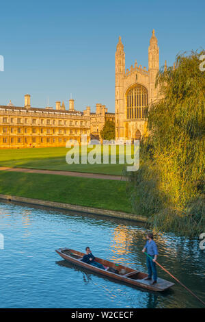 Großbritannien, England, Cambridgeshire, Cambridge, dem Rücken, King's College, King's College Kapelle über den Fluss Cam, Menschen stochern Stockfoto