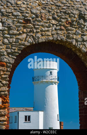 Großbritannien, England, Norfolk, Hunstanton, Old Hunstanton, St. Edmund's Point, Old Hunstanton Leuchtturm durch Reste von St. Edmund's Kapelle gesehen Stockfoto