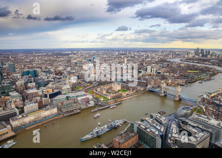 Großbritannien, England, London, Blick auf London aus Der Shard, mit Blick auf die Tower Bridge nach Canary Wharf. Stockfoto