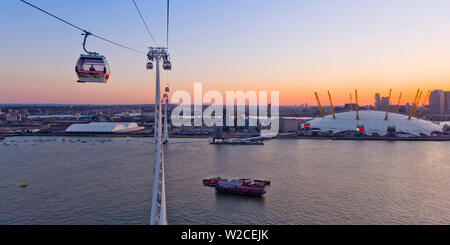 Großbritannien, England, London, O2-Arena (früher Millenium Dome) von der Emirates Air Line oder Themse Seilbahn über den Fluss Themse, von Greenwich Peninsula Royal Docks Stockfoto