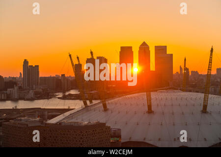 Großbritannien, England, London, Themse, O2 Arena (früher Millenium Dome) und Canary Wharf skyline Stockfoto