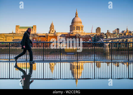 England, London, Southbank, Person in der Pfütze widerspiegelt, in der Nähe des Millenium Bridge Stockfoto