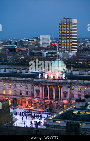 England, London, The Strand, erhöhte Stadtblick des Somerset House Eislaufbahn Stockfoto