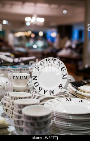 England, London, St. James, Fortnum and Mason speichern, Geschirr Stockfoto