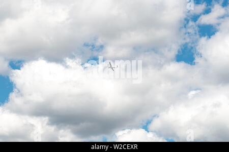 Elektrische Flugzeug, Flugzeug, Flug vor wolkigem Himmel, Pipistrel MOD 167 Alpha Elektro, International Paris Air Show Le Bourget Stockfoto