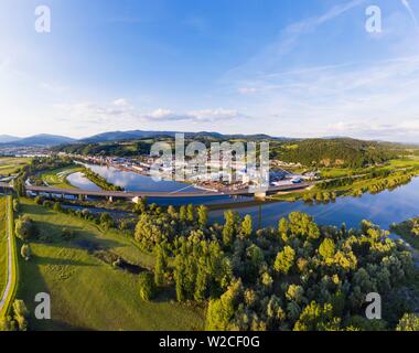 Donaubrücke, Autobahnbrücke der A 3 über die Donau, Hafen nahe Deggenau, Deggendorf, Drone, Niederbayern, Bayern, Deutschland Stockfoto
