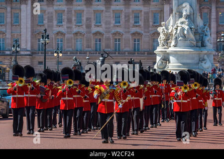 Großbritannien, England, London, die Mall, den Buckingham Palace, die Wachablösung Stockfoto