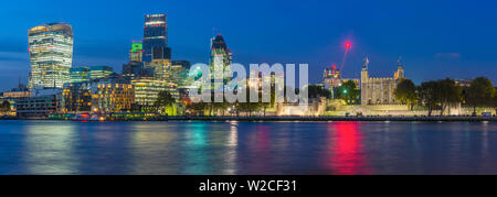 Großbritannien, England, London, die Stadt, das Walkie-Talkie (20 Fenchurch Street), Cheesegrater (122 Leadenhall Street), Gurke (30 St. Mary Axe) und Tower von London Stockfoto