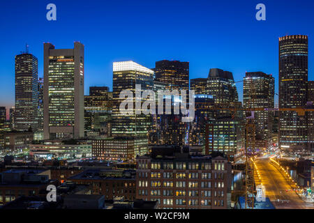 USA, Massachusetts, Boston, Skyline der erhöhten Stadt vom South Boston, Dämmerung Stockfoto